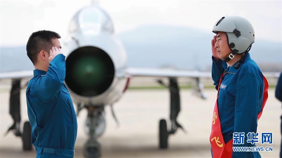 （圖文互動(dòng)）（8）5290小時(shí)！中國(guó)空軍殲擊機(jī)飛行紀(jì)錄保持者光榮停飛