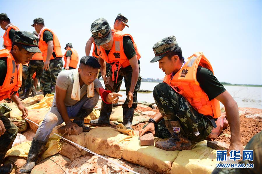 （防汛抗洪·圖文互動(dòng)）（2）洪水不退，子弟兵誓死不退——解放軍和武警部隊(duì)官兵參與洪澇災(zāi)害搶險(xiǎn)救援記事