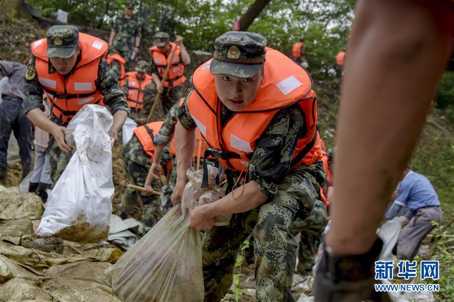 （防汛抗洪·圖文互動(dòng)）（6）洪水不退，子弟兵誓死不退——解放軍和武警部隊(duì)官兵參與洪澇災(zāi)害搶險(xiǎn)救援記事