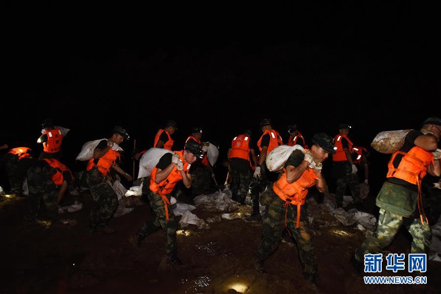 （防汛抗洪·圖文互動(dòng)）（7）洪水不退，子弟兵誓死不退——解放軍和武警部隊(duì)官兵參與洪澇災(zāi)害搶險(xiǎn)救援記事