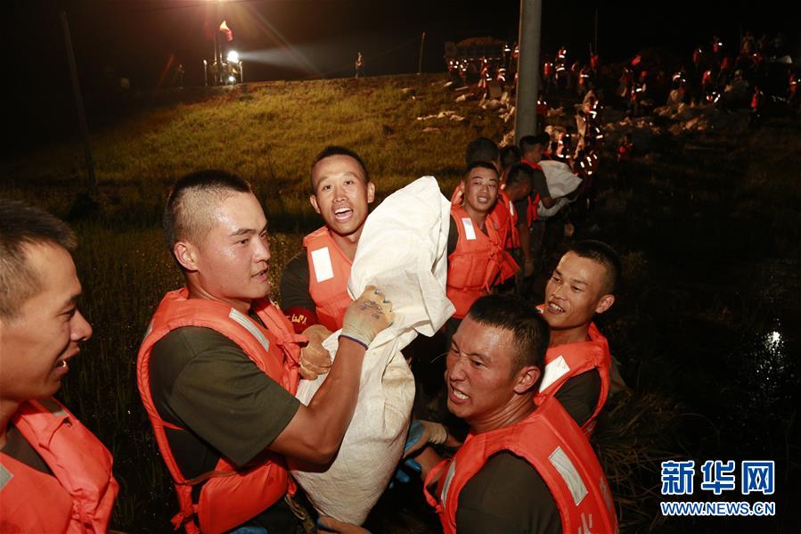 （防汛抗洪·圖文互動(dòng)）（8）洪水不退，子弟兵誓死不退——解放軍和武警部隊(duì)官兵參與洪澇災(zāi)害搶險(xiǎn)救援記事