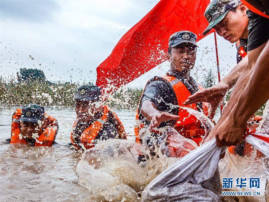 （防汛抗洪·圖文互動(dòng)）（9）洪水不退，子弟兵誓死不退——解放軍和武警部隊(duì)官兵參與洪澇災(zāi)害搶險(xiǎn)救援記事