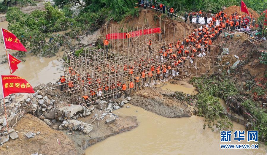 （防汛抗洪·圖文互動(dòng)）（10）洪水不退，子弟兵誓死不退——解放軍和武警部隊(duì)官兵參與洪澇災(zāi)害搶險(xiǎn)救援記事