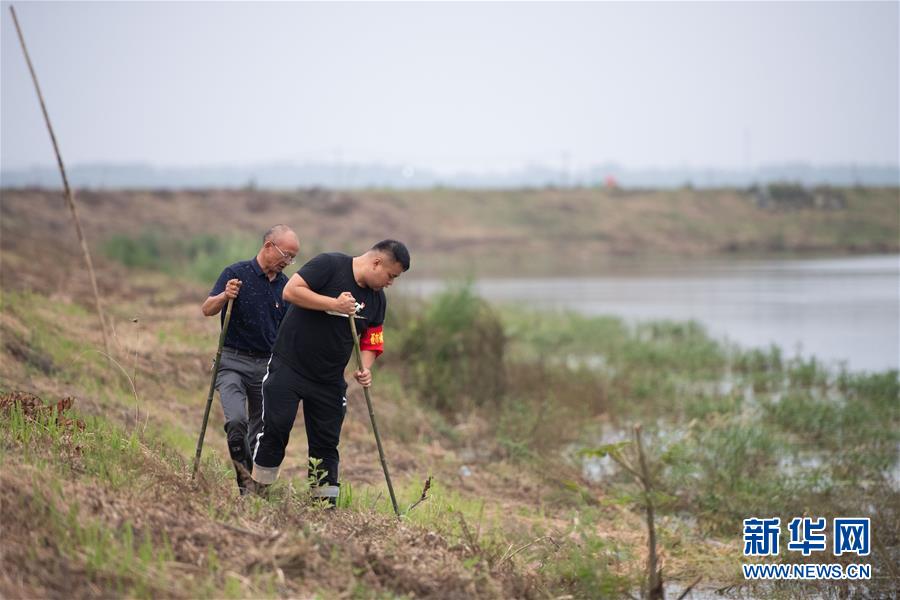 （防汛抗洪·圖文互動）（1）在大堤上成長，為人民守護——洪水中的青年“生力軍”
