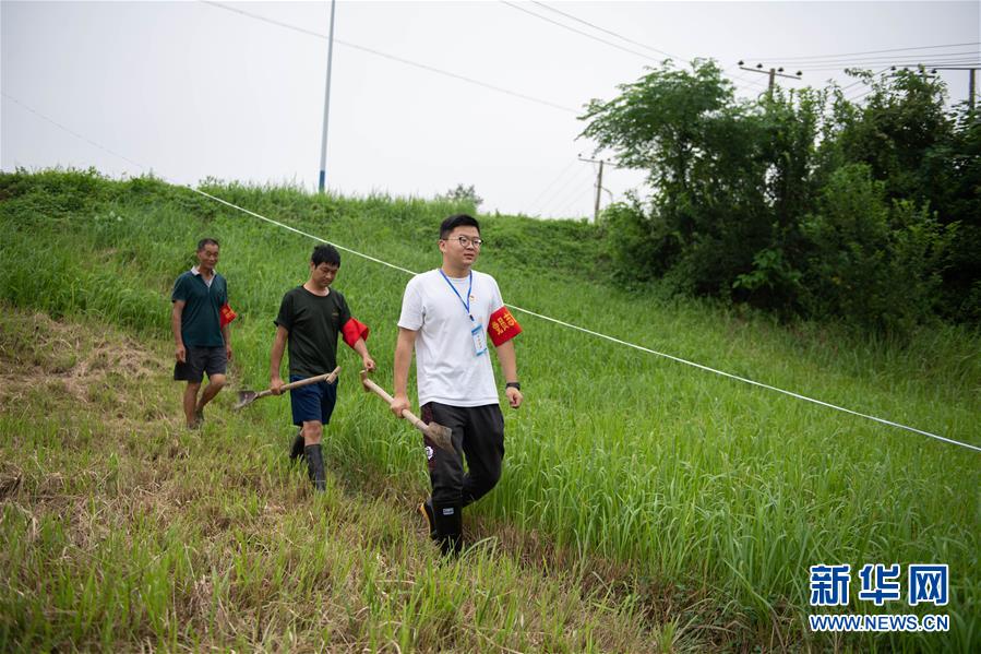（防汛抗洪·圖文互動）（3）在大堤上成長，為人民守護——洪水中的青年“生力軍”