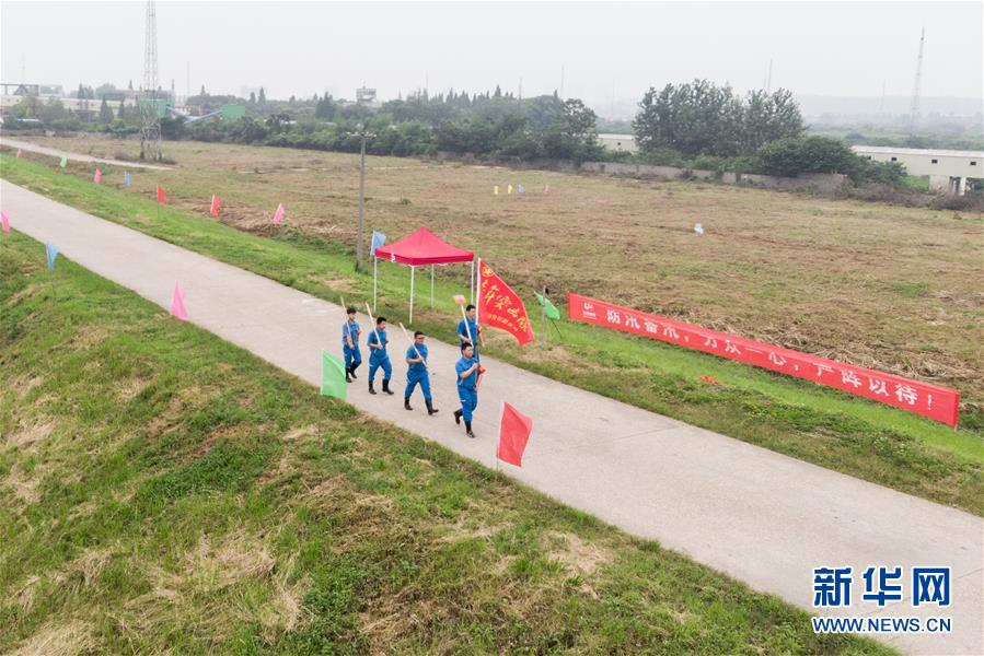 （防汛抗洪·圖文互動）（7）在大堤上成長，為人民守護——洪水中的青年“生力軍”