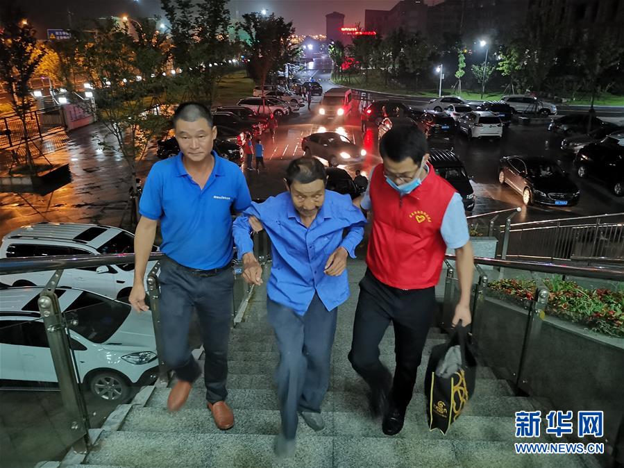 （防汛抗洪·圖文互動）（3）洪水來襲，銅鑼聲在千年古鎮(zhèn)的雨夜響起