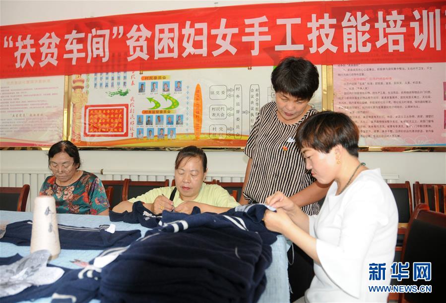 （決戰(zhàn)決勝脫貧攻堅(jiān)·圖文互動(dòng)）（1）內(nèi)蒙古河套：一雙巧手、一副棒針、一團(tuán)毛線打造貧困戶“炕頭經(jīng)濟(jì)”