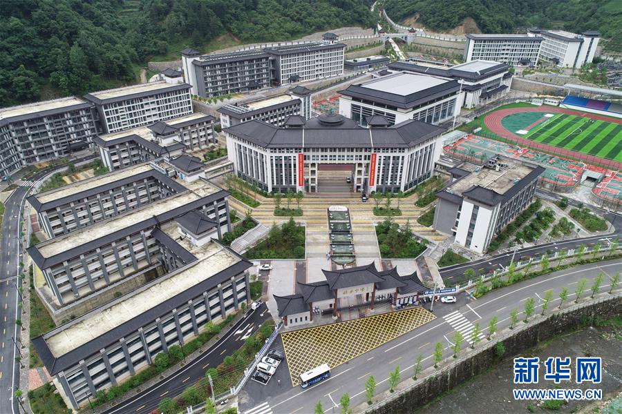 （新華視點(diǎn)·圖文互動）（1）學(xué)校建漂亮點(diǎn)本無錯，為何這所“豪華中學(xué)”讓人困惑？