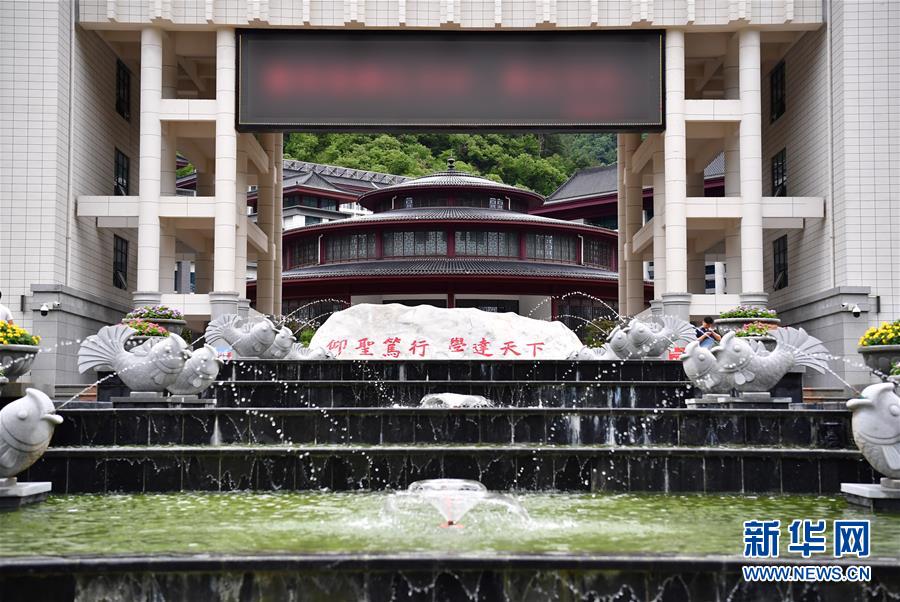 （新華視點(diǎn)·圖文互動）（3）學(xué)校建漂亮點(diǎn)本無錯，為何這所“豪華中學(xué)”讓人困惑？
