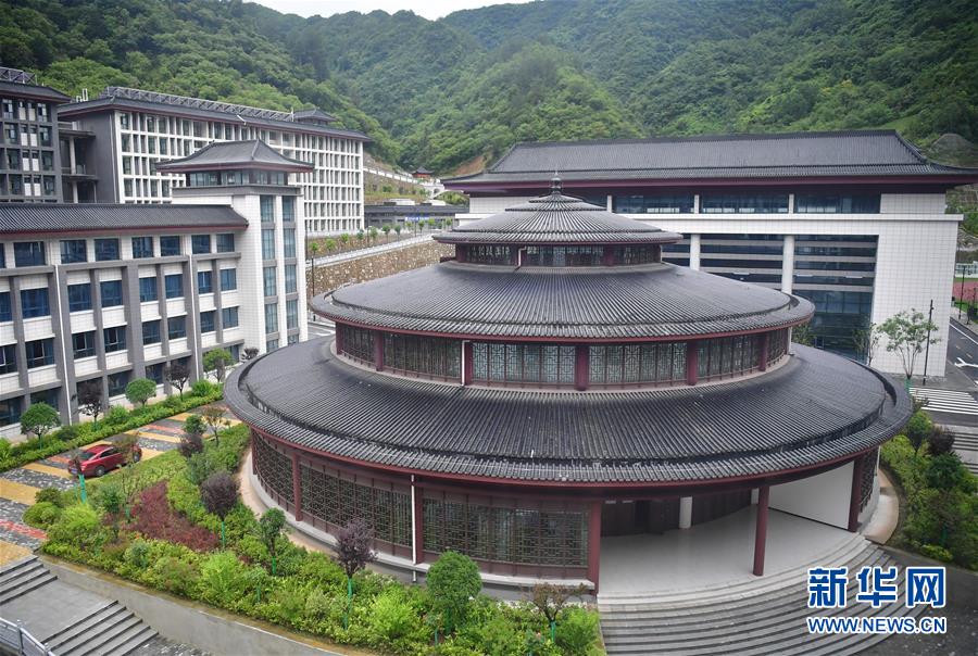 （新華視點(diǎn)·圖文互動）（4）學(xué)校建漂亮點(diǎn)本無錯，為何這所“豪華中學(xué)”讓人困惑？