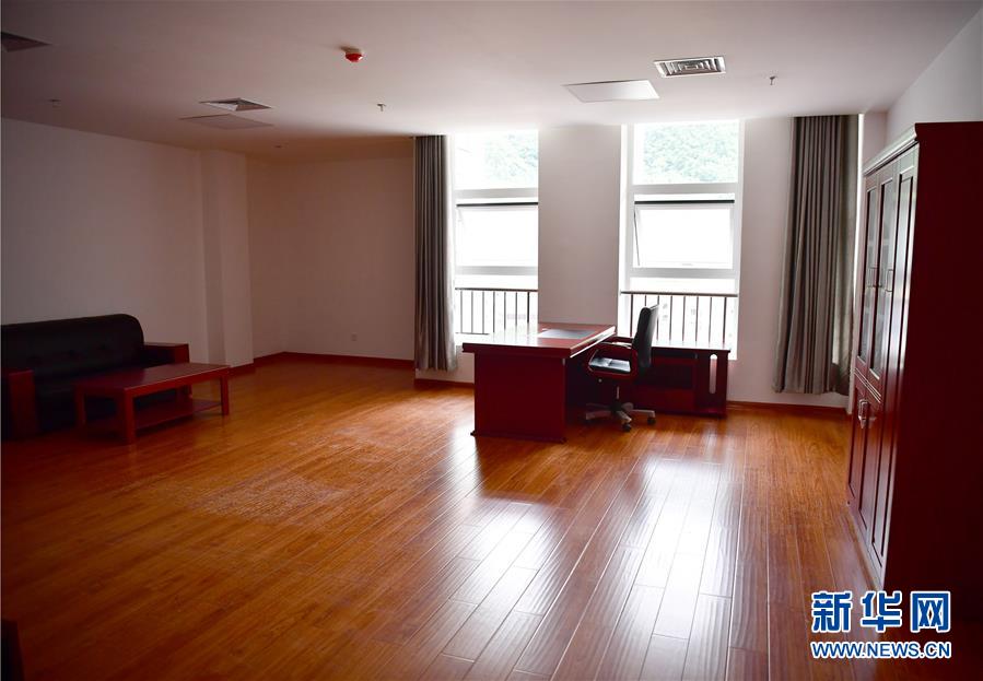 （新華視點(diǎn)·圖文互動）（6）學(xué)校建漂亮點(diǎn)本無錯，為何這所“豪華中學(xué)”讓人困惑？