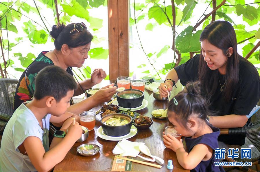 （在習(xí)近平新時(shí)代中國(guó)特色社會(huì)主義思想指引下——新時(shí)代新作為新篇章·習(xí)近平總書記關(guān)切事·圖文互動(dòng)）（6）珍惜盤中餐，狠剎浪費(fèi)風(fēng)——各地積極行動(dòng)堅(jiān)決制止餐飲浪費(fèi)