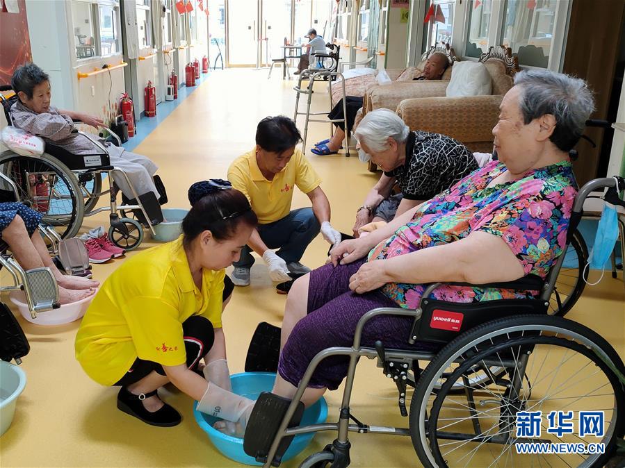 （走向我們的小康生活·圖文互動）（3）北京“老有所養(yǎng)”的床邊、身邊、周邊事