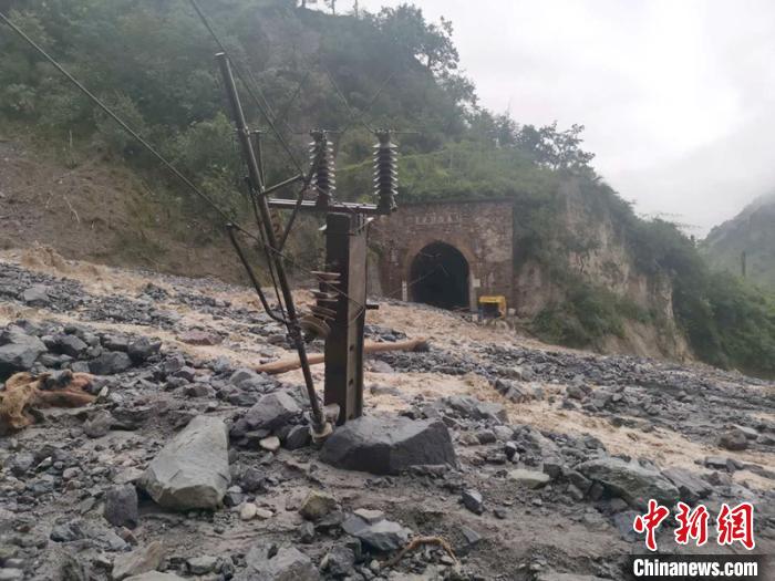 因泥石流受損的成昆鐵路區(qū)間?！ソ?攝