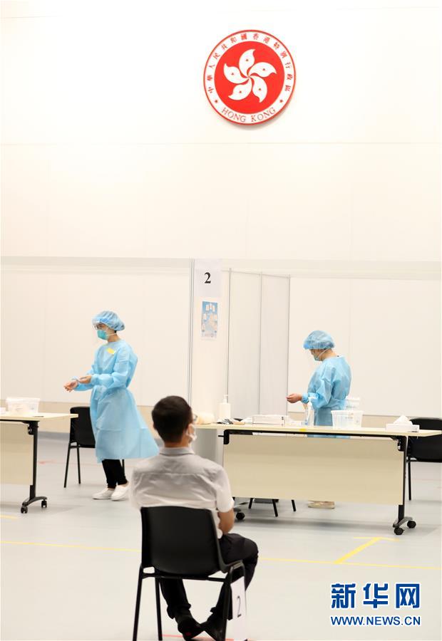 （圖文互動）（2）特寫：新冠病毒普檢首日，香港市民踴躍參與
