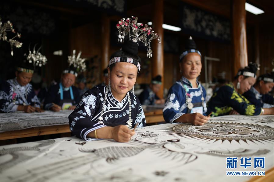 #（決戰(zhàn)決勝脫貧攻堅(jiān)·圖文互動(dòng)）（4）一個(gè)小鎮(zhèn)“撬動(dòng)”整縣脫貧——社會扶貧的貴州丹寨樣板