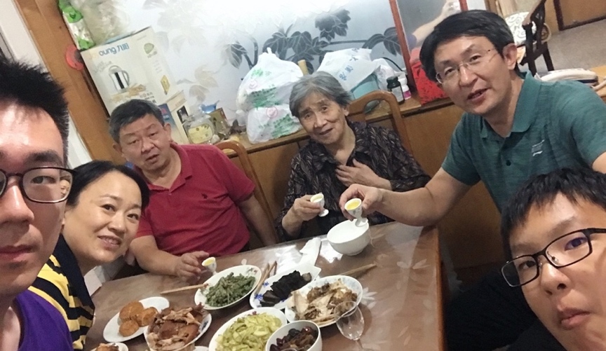 10月1日，留學(xué)生李天力（左一）在老家淄博的親戚家中與親人一起吃晚飯，共度中秋