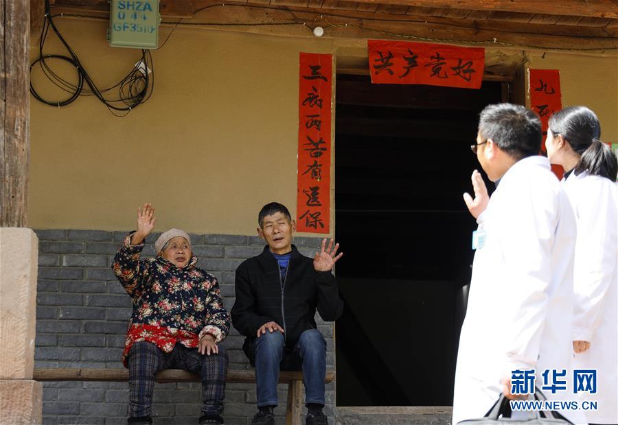 （習(xí)近平的小康故事·新華網(wǎng)·圖文互動(dòng)）（6）“真正解決好基層群眾看病難、看病貴問(wèn)題”——習(xí)近平和群眾健康的故事