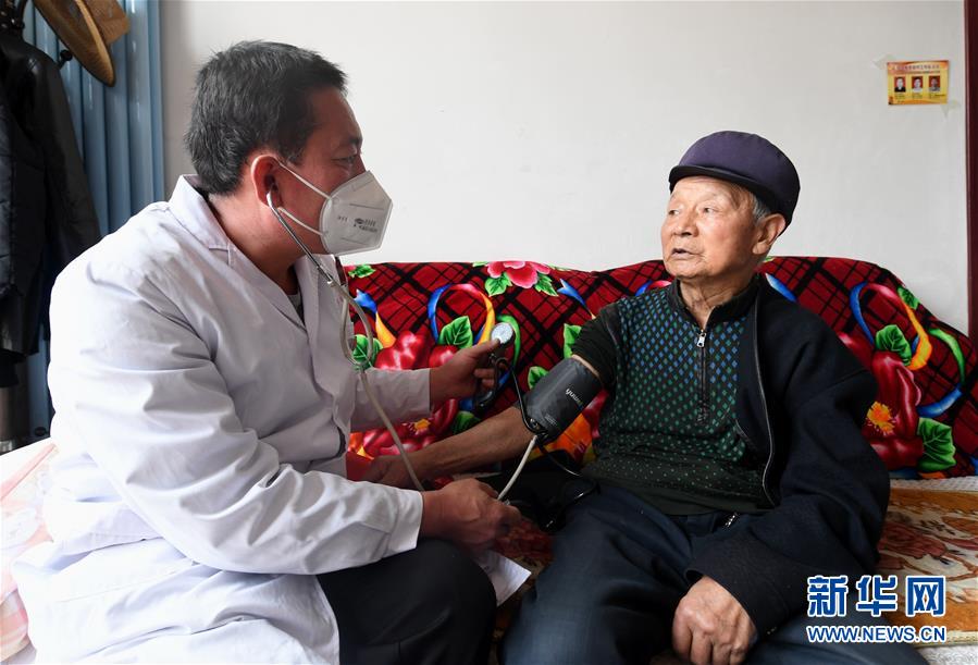 （習(xí)近平的小康故事·新華網(wǎng)·圖文互動(dòng)）（2）“真正解決好基層群眾看病難、看病貴問(wèn)題”——習(xí)近平和群眾健康的故事