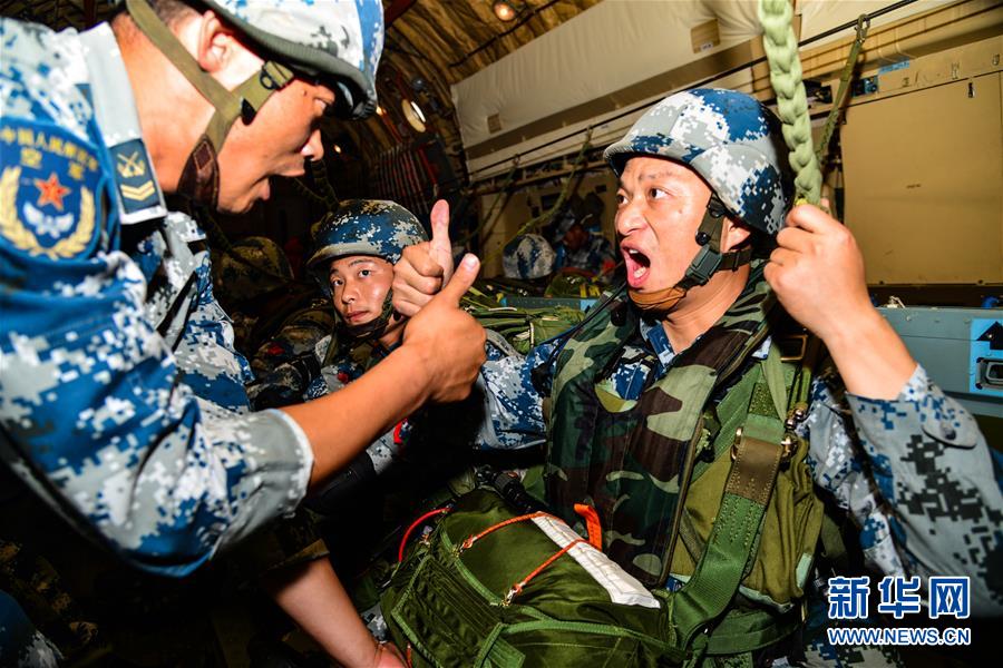 （在習近平強軍思想指引下·我們在戰(zhàn)位報告·圖文互動）（3）朵朵傘花綻放，勝戰(zhàn)精兵天降——空降兵部隊某旅教導員余海龍帶領官兵傳承黃繼光精神記事