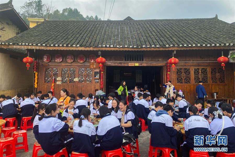 （在習(xí)近平新時(shí)代中國(guó)特色社會(huì)主義思想指引下——新時(shí)代新作為新篇章·習(xí)近平總書(shū)記關(guān)切事·圖文互動(dòng)）（2）精準(zhǔn)扶貧7年，十八洞村“長(zhǎng)”出10余種新職業(yè)