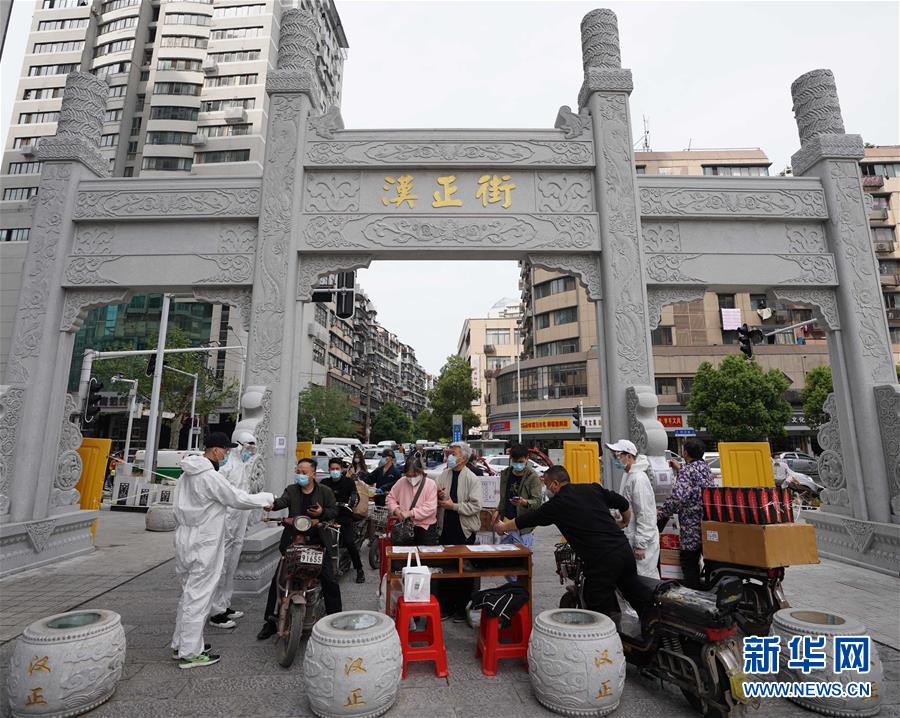 （新華全媒頭條·圖文互動）（14）從人民中汲取磅礴力量——習(xí)近平總書記同出席2020年全國兩會人大代表、政協(xié)委員共商國是紀(jì)實(shí)