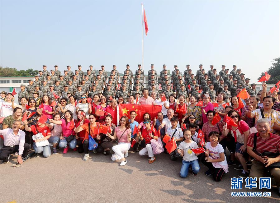（圖文互動(dòng)）（4）“我和我的祖國(guó)，一刻也不能分割”——解放軍駐香港部隊(duì)與市民共同慶祝國(guó)慶70周年見(jiàn)聞