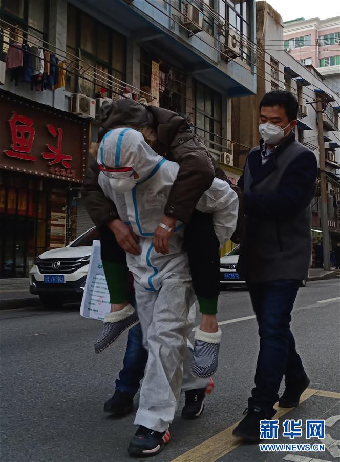 （習(xí)近平致敬的戰(zhàn)“疫”英雄·公安干警篇·圖文互動(dòng)）（4）他們，抗疫一線鑄警魂