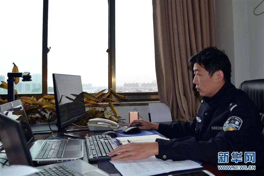 （習(xí)近平致敬的戰(zhàn)“疫”英雄·公安干警篇·圖文互動(dòng)）（8）他們，抗疫一線鑄警魂