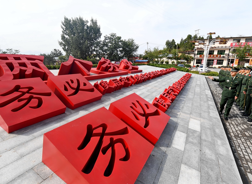 全面從嚴(yán)治黨，以更高能力和水平引領(lǐng)新時(shí)代