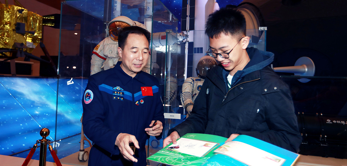 “偉大的變革——慶祝改革開放40周年大型展覽”迎來寒假參觀熱潮 現(xiàn)場(chǎng)觀眾人數(shù)突破300萬