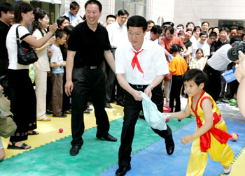 “為民、務(wù)實、清廉”——記中共中央政治局常委張高麗
