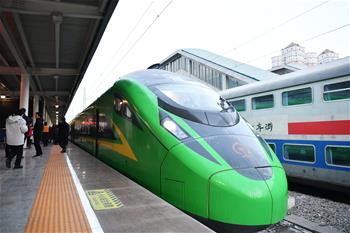 蘭渝鐵路開行時(shí)速160公里“復(fù)興號”動(dòng)車組