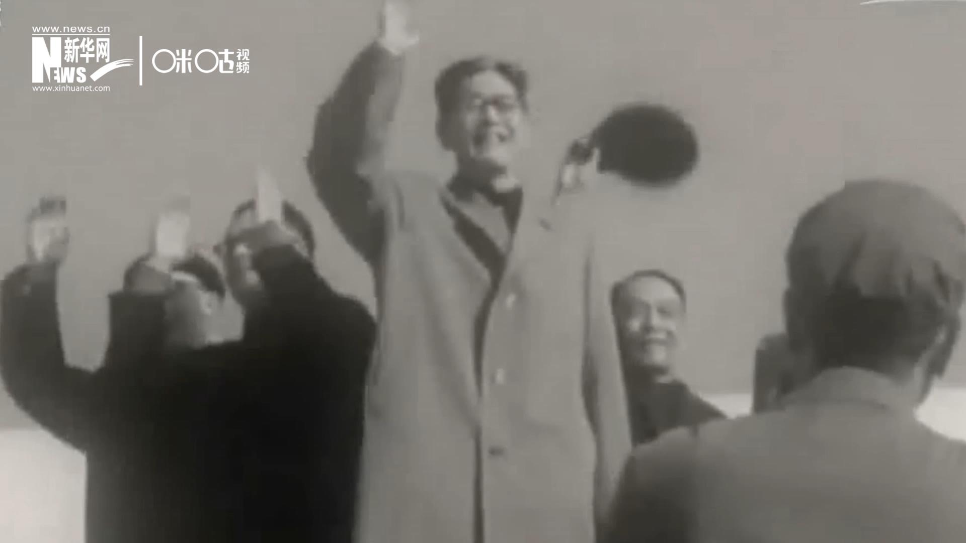 1971年11月9日，全新成立的中國(guó)聯(lián)合國(guó)代表團(tuán)在群眾的歡呼與掌聲中登上專機(jī)，正式開(kāi)啟了中國(guó)的聯(lián)合國(guó)之旅。