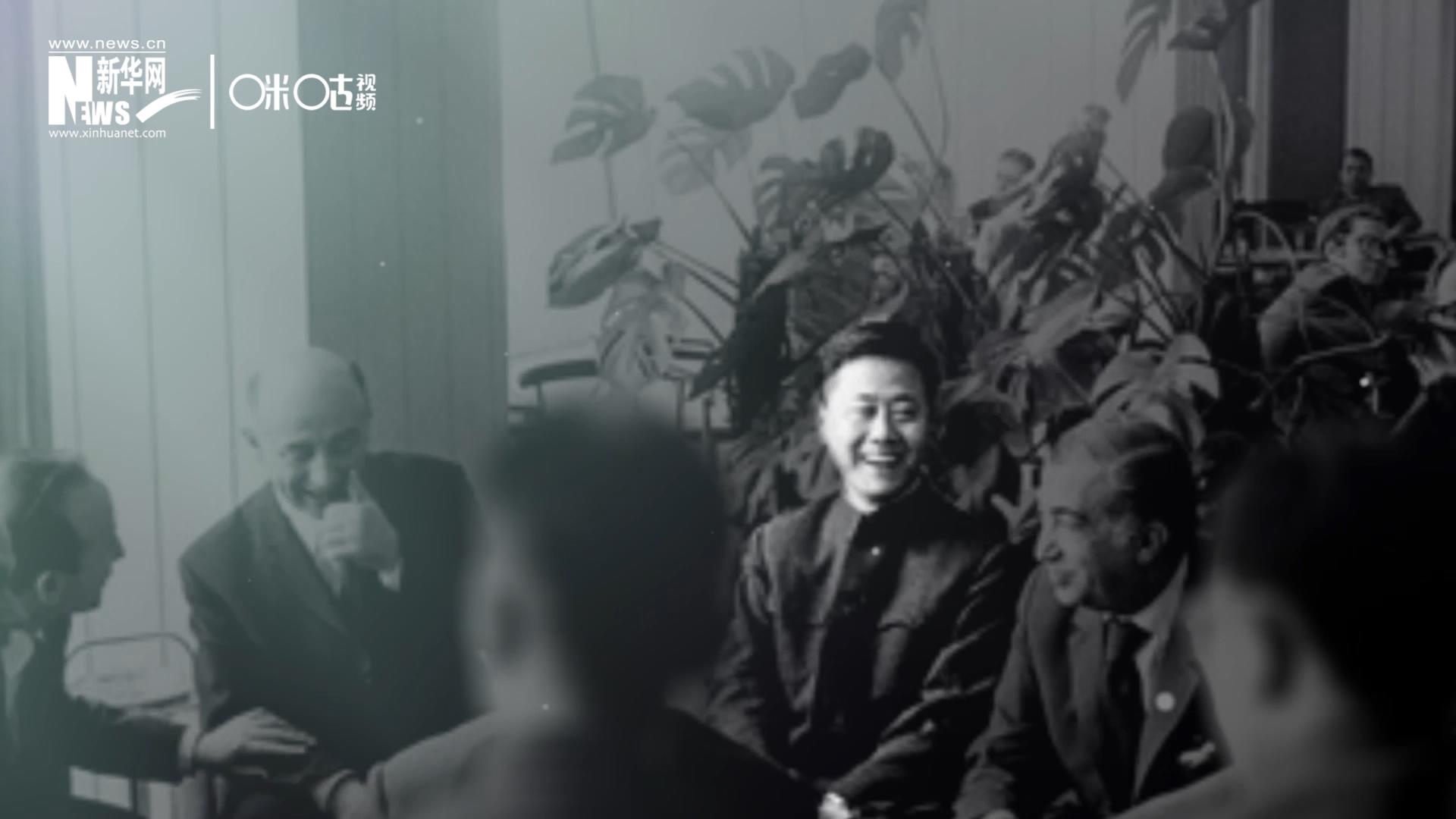 照片里的這個(gè)人是高梁，原新華社國(guó)際部記者。原本作為代表團(tuán)隨行記者的他接到通知，由他帶領(lǐng)一支先遣小組先行去紐約。