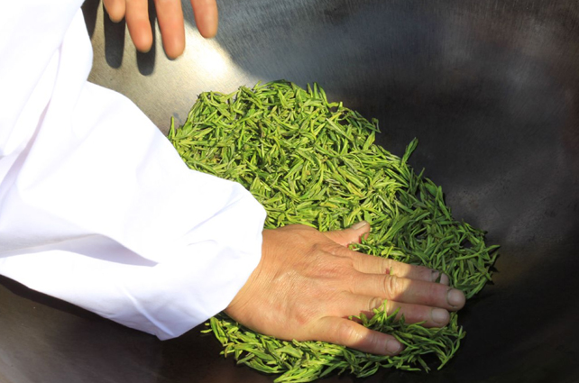 好茶占盡天時(shí)地利，炒茶師月入三五萬