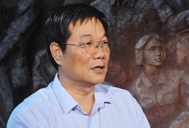 我們把黨的政治優(yōu)勢和現(xiàn)代企業(yè)制度優(yōu)勢結(jié)合起來，建立完善決策、執(zhí)行、監(jiān)督三個體系。