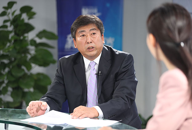 具體落在實(shí)處就是把方向，管大局，保落實(shí)