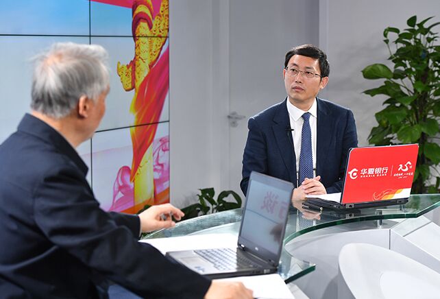您再給我們梳理一下，黨章中有關(guān)“基本路線”的修改情況。