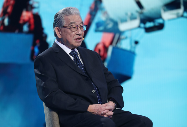 中華民族實(shí)現(xiàn)了可上九天攬?jiān)?，可下五洋捉鱉的宏偉夙愿