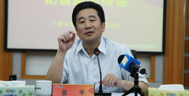 玉柴集團(tuán)公司董事局主席晏平——大家可能不一定認(rèn)識(shí)我，但是大家一定坐過裝配玉柴發(fā)動(dòng)機(jī)的客車、公交車，因?yàn)橛癫癜l(fā)動(dòng)機(jī)裝配在全國超過60%的客車、公交車上。玉柴發(fā)動(dòng)機(jī)能夠陪伴大家上班、回家、逛街，我很自豪。我們將繼續(xù)制造更多更好的綠色產(chǎn)品，造福社會(huì)和百姓。