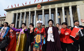 閉幕會后，代表走出人民大會堂