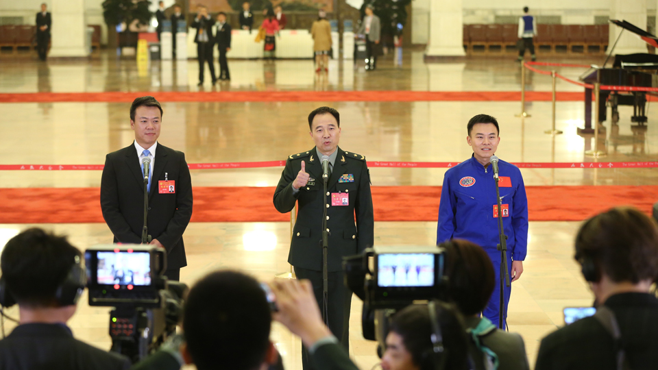 趙宏博、景海鵬、唐嘉陵代表接受采訪