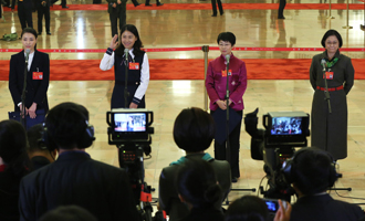 吳敏霞、杜玉濤、蒙曼、盧麗安代表接受采訪