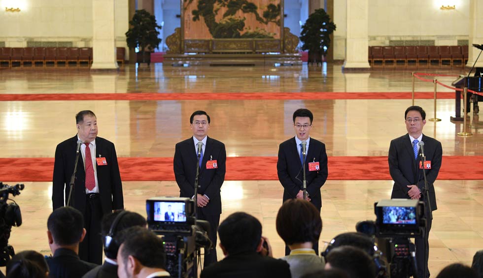 凌解放、王立平、徐川、黃一兵接受采訪