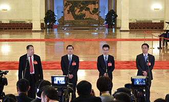 凌解放、王立平、徐川、黃一兵代表接受采訪