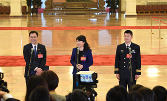 孟祥飛、李媛、曹先建代表接受采訪