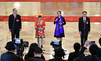 蔡松濤、杜麗群、楊小玲、賈立群代表接受采訪