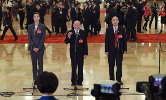魏秋月、孟廣祿、薛晨陽代表接受采訪
